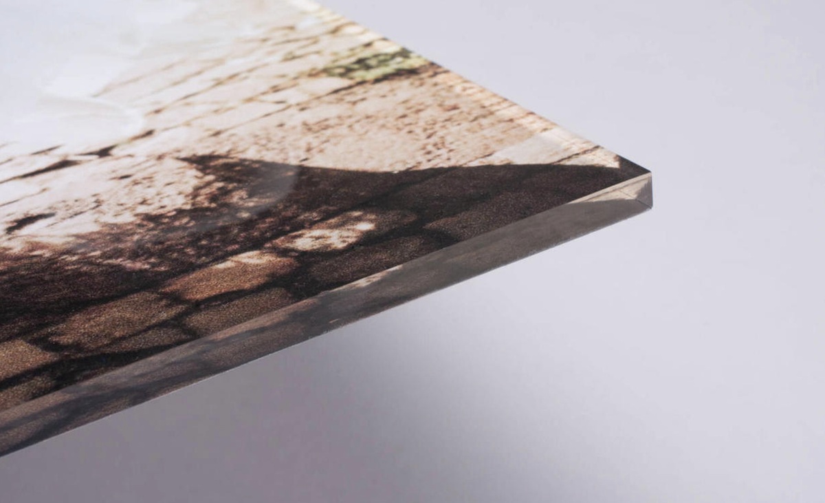 Close-up of the 6mm high-gloss acrylic edge of a photo wall print